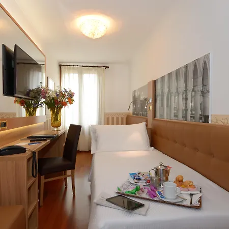 Hotel Unahotels Ala Venezia-adults 16